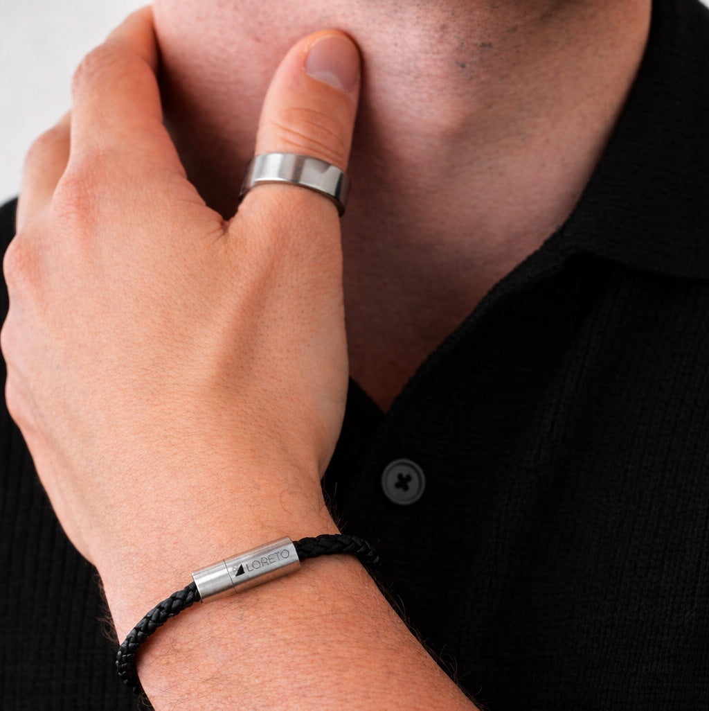 Schwarzes geflochtenes Lederarmband aus 100 % argentinischem Leder und Titan
