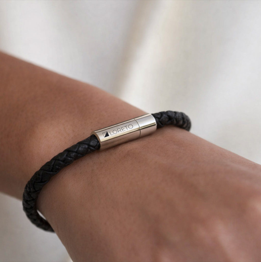 Schwarzes geflochtenes Lederarmband aus 100 % argentinischem Leder und Titan