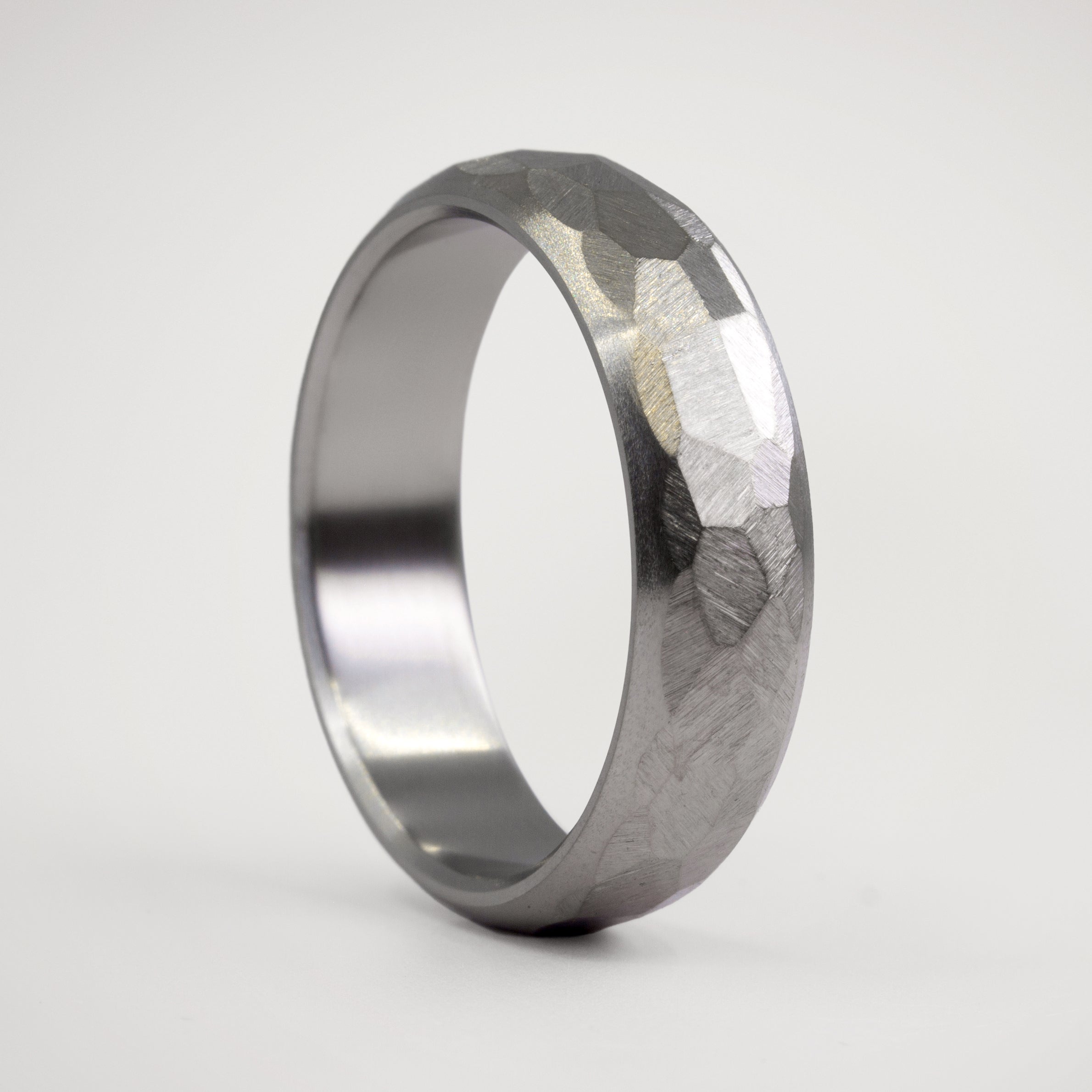 Set polished and Hammered titanium with concrete diamond