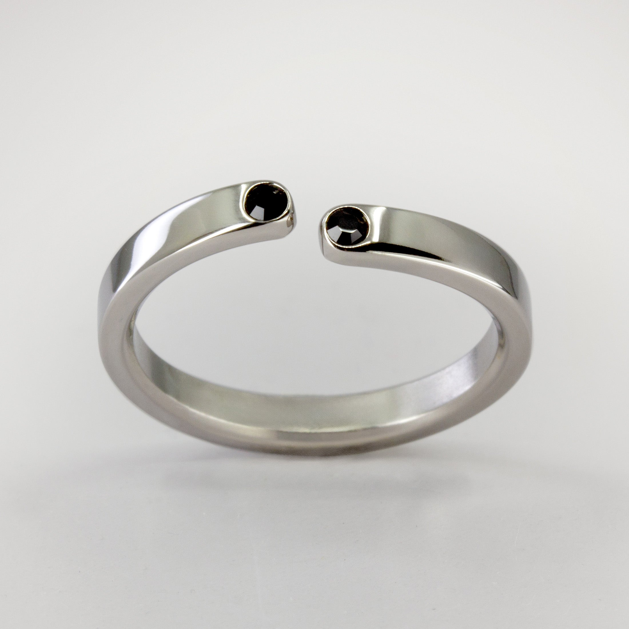 Split titanium ring with 2 black crystals