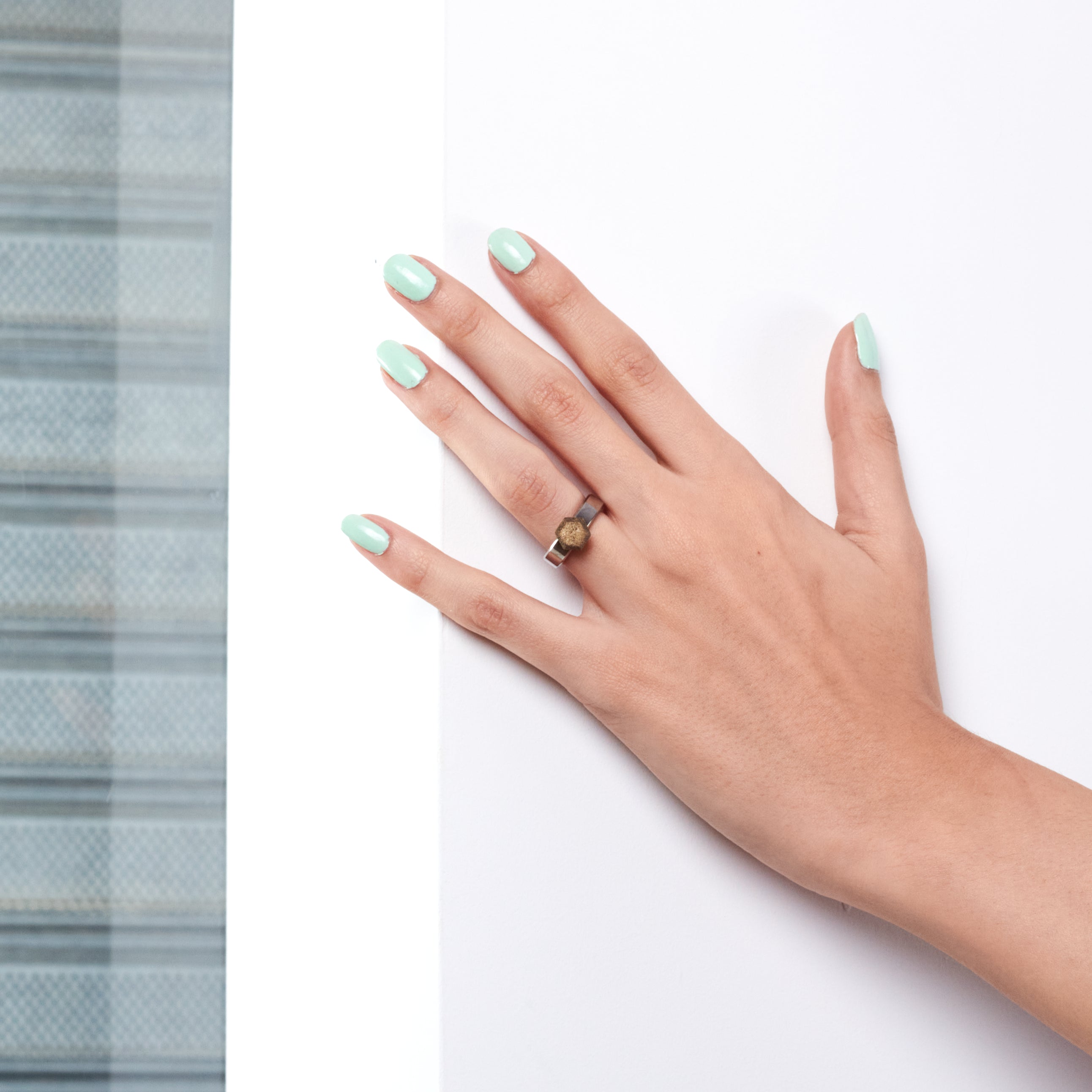 Alternative Solitaire Bronze diamond Ring