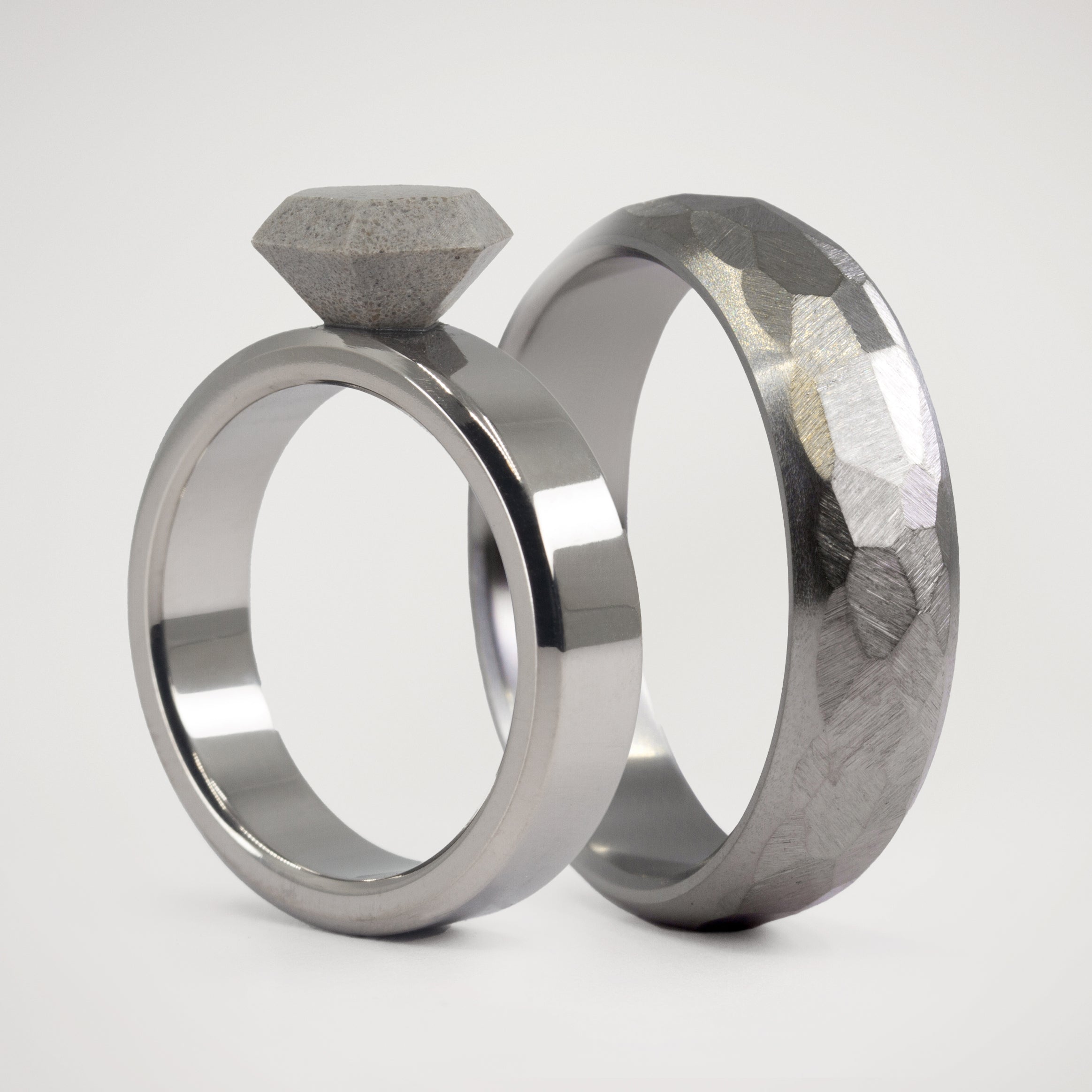 Set polished and Hammered titanium with concrete diamond