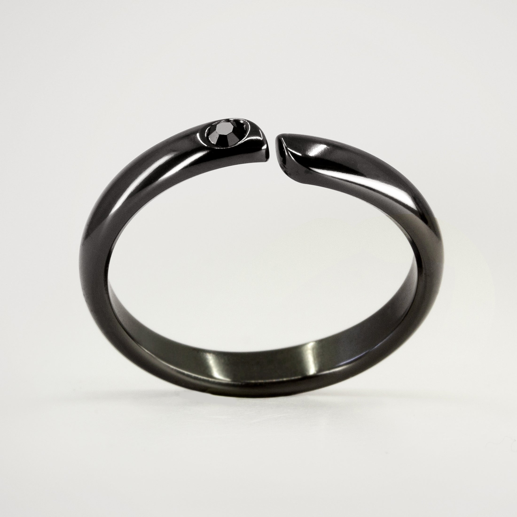 Split zirconium ring with black crystal