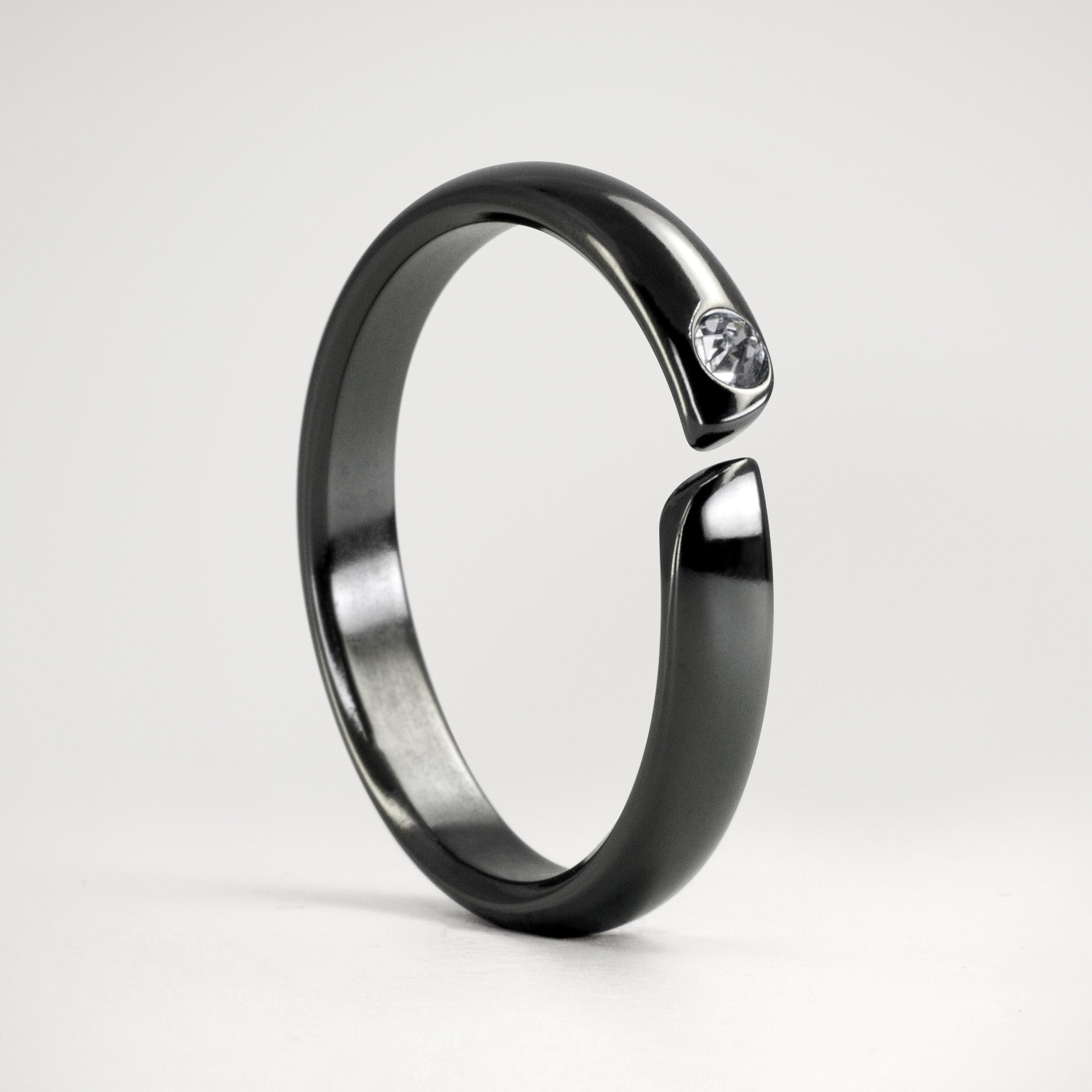 Split zirconium ring with white crystal