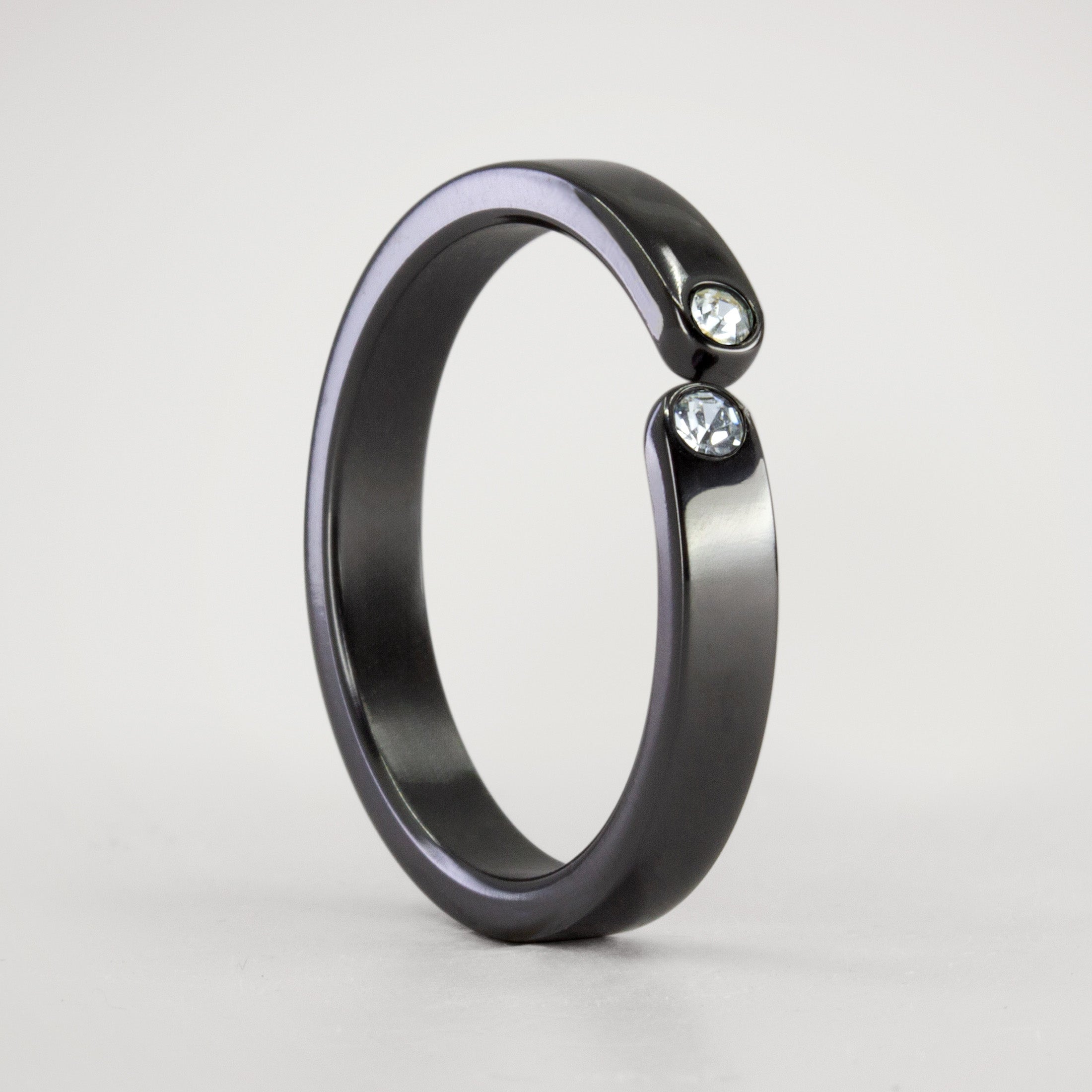 Split zirconium flat ring with 2 white crystals