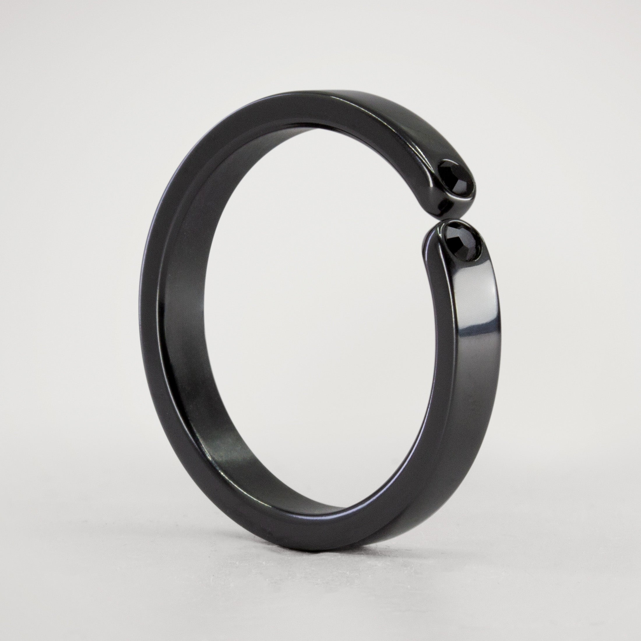 Split zirconium flat ring with 2 black crystals