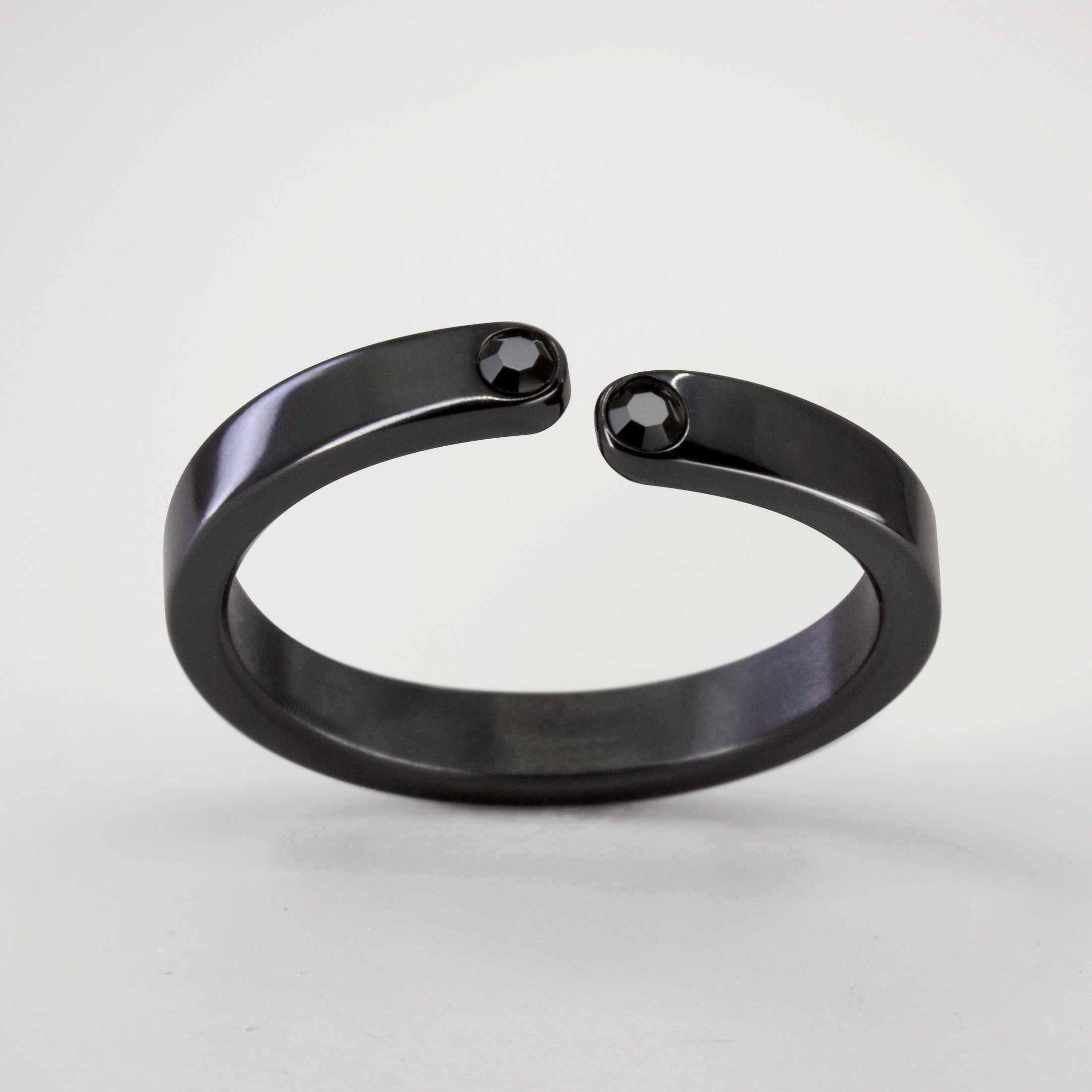 Split zirconium flat ring with 2 black crystals