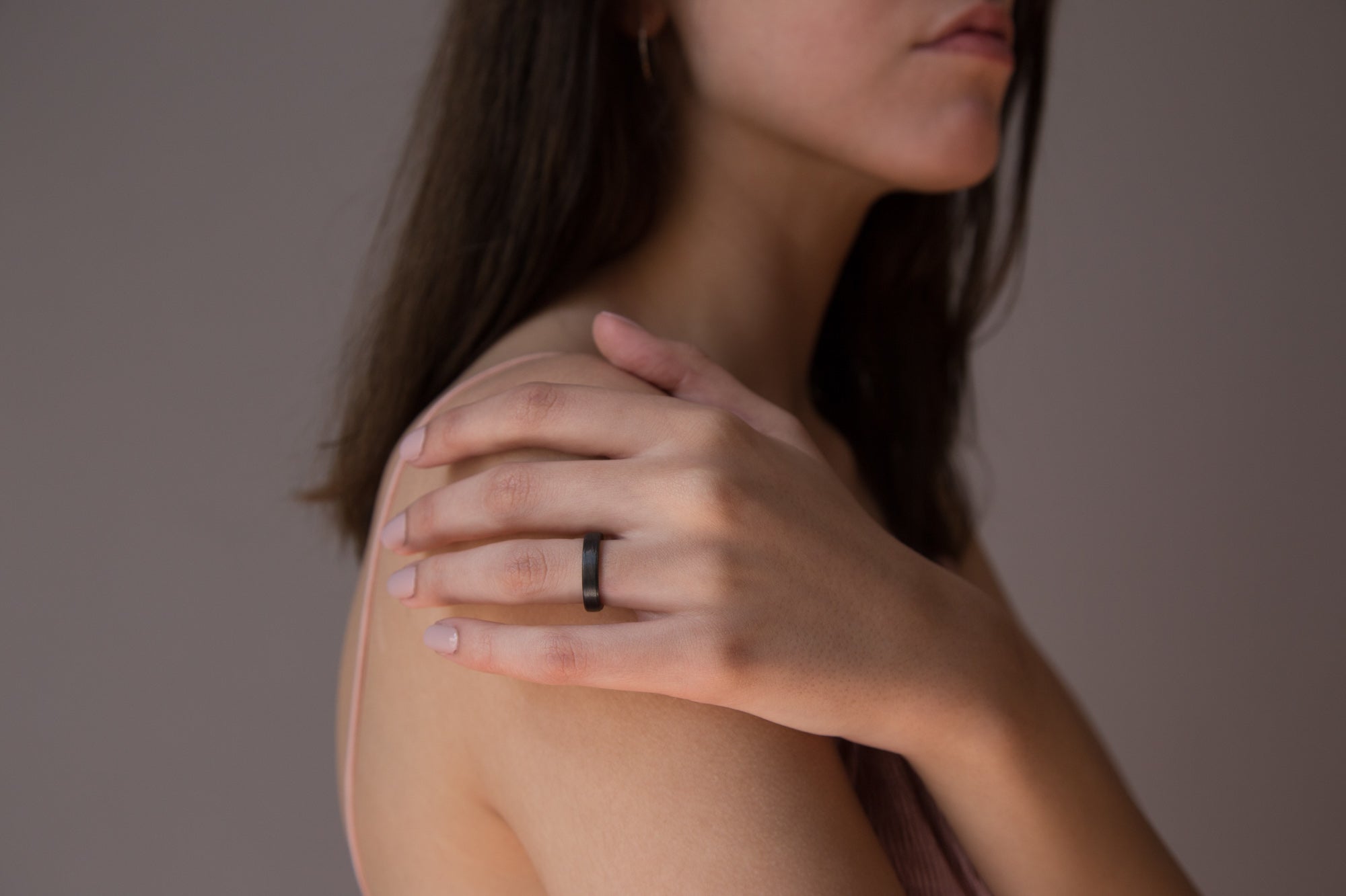 Flat carbon fiber women ring