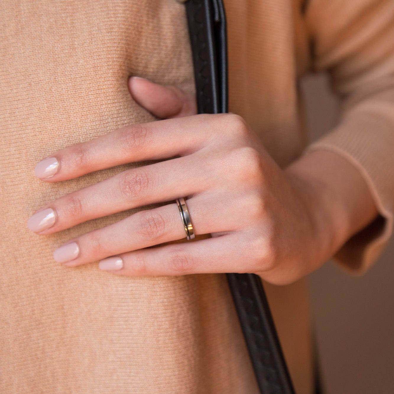 Polished titanium and carbon fiber women ring