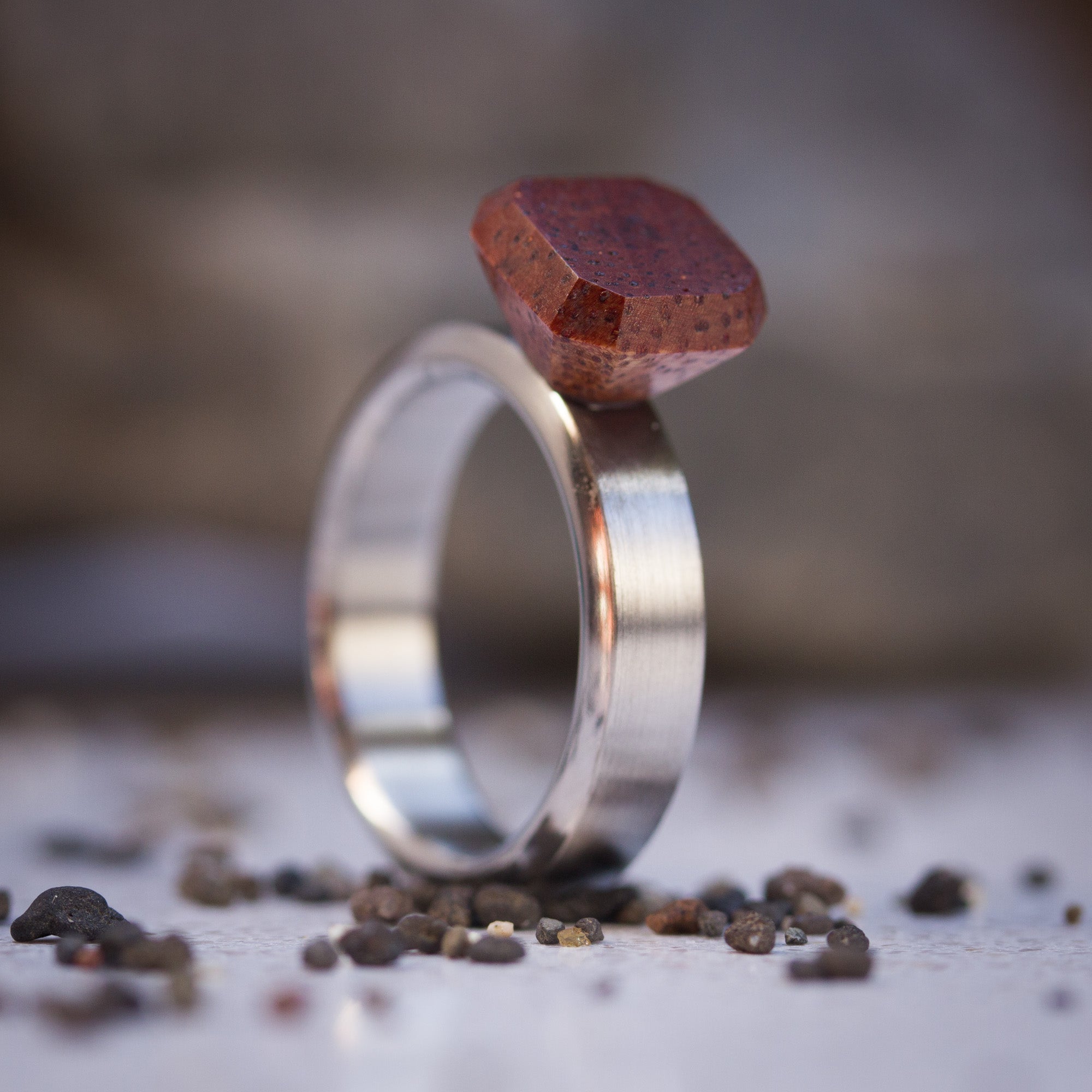 Alternative Solitaire Virapita Wood diamond Ring