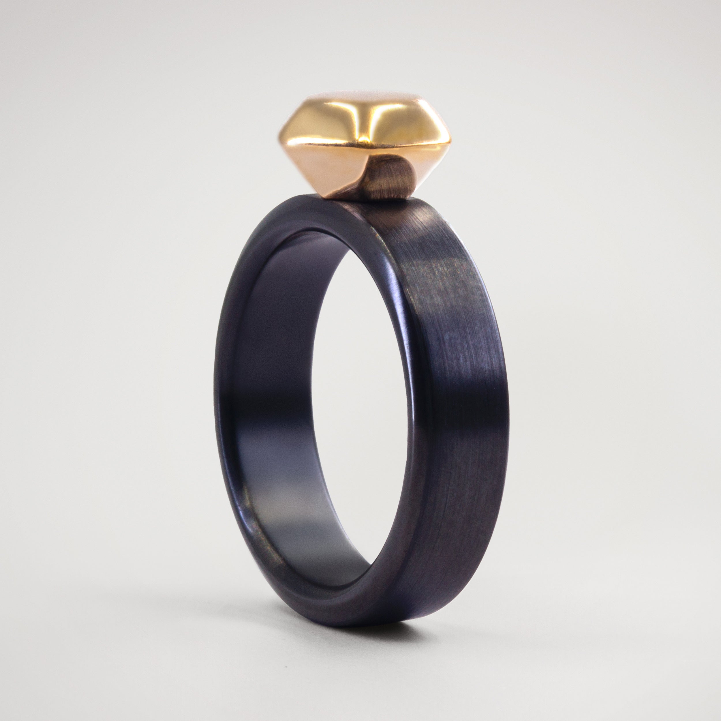 Alternative Solitaire Zirconium with gold diamond Ring