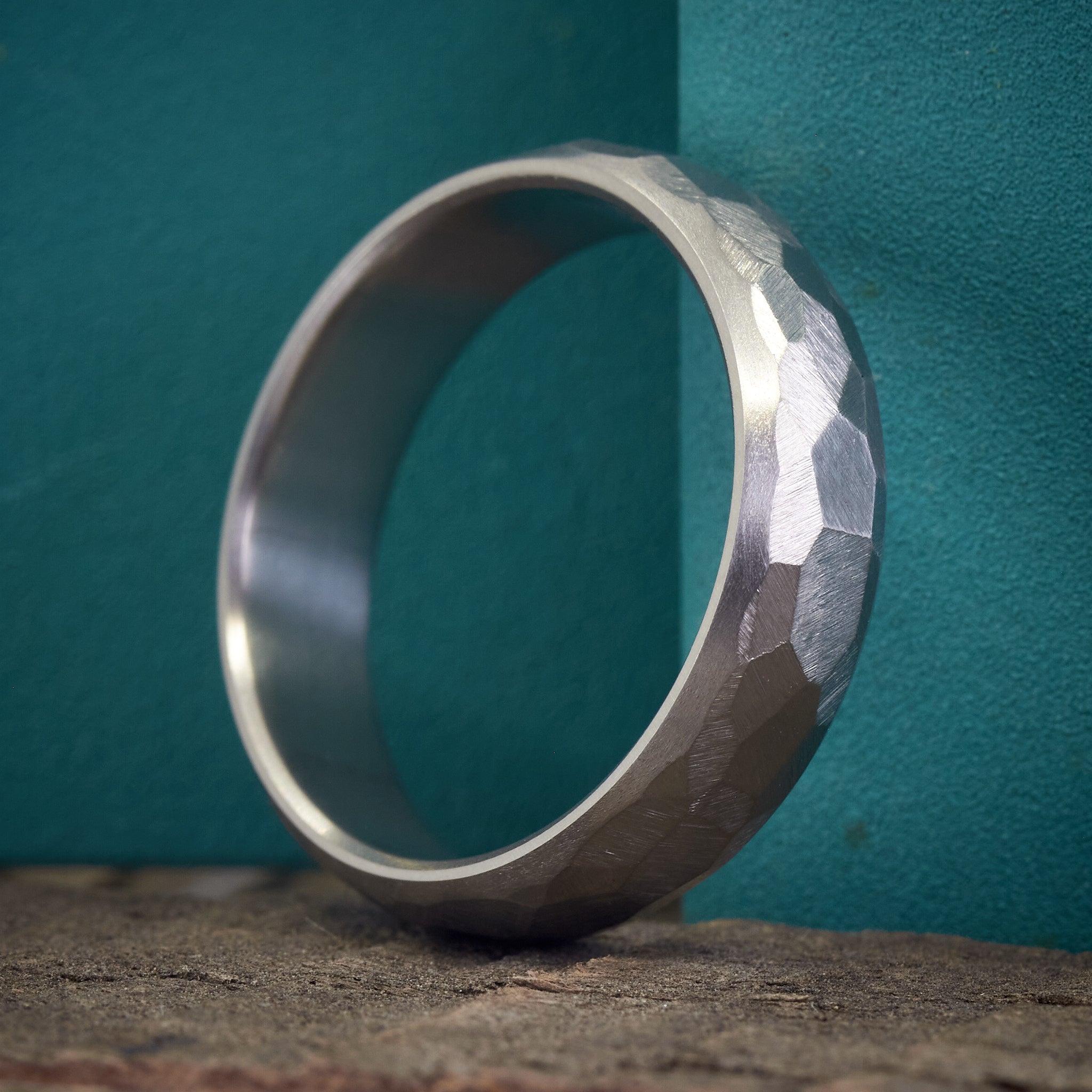 Titanio pulido y martillado con diamante de hormigón
