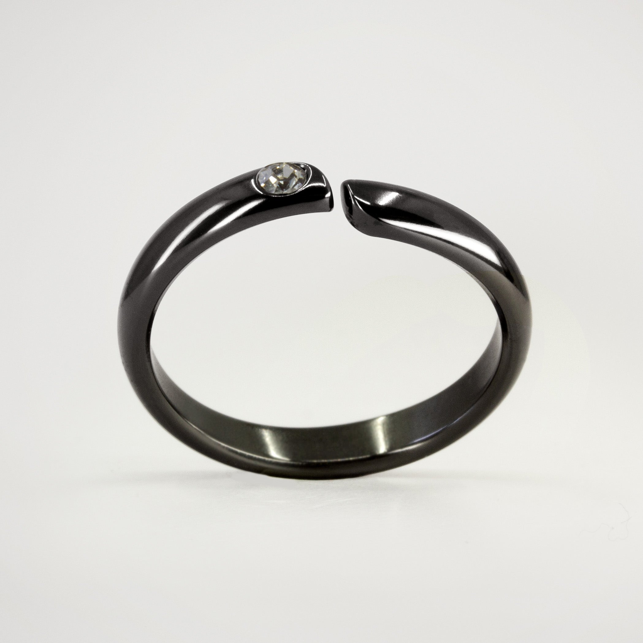 Split zirconium ring with white crystal