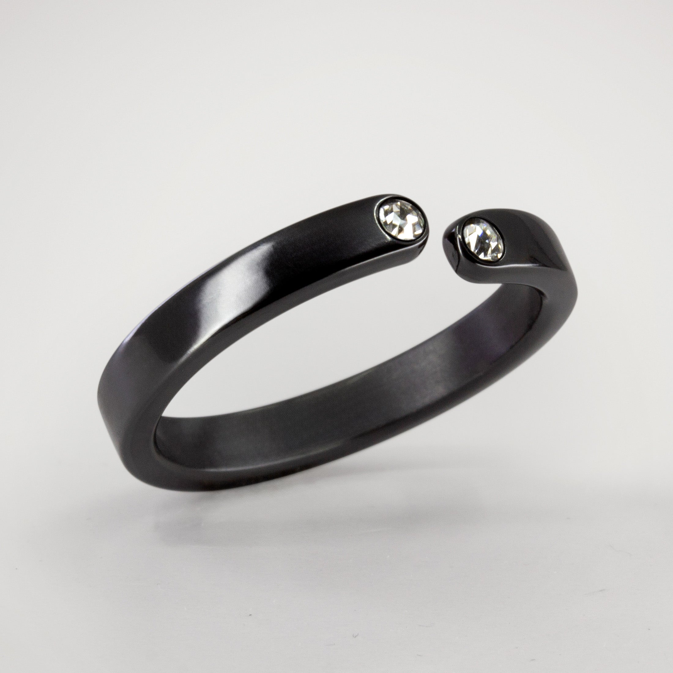 Split zirconium flat ring with 2 white crystals