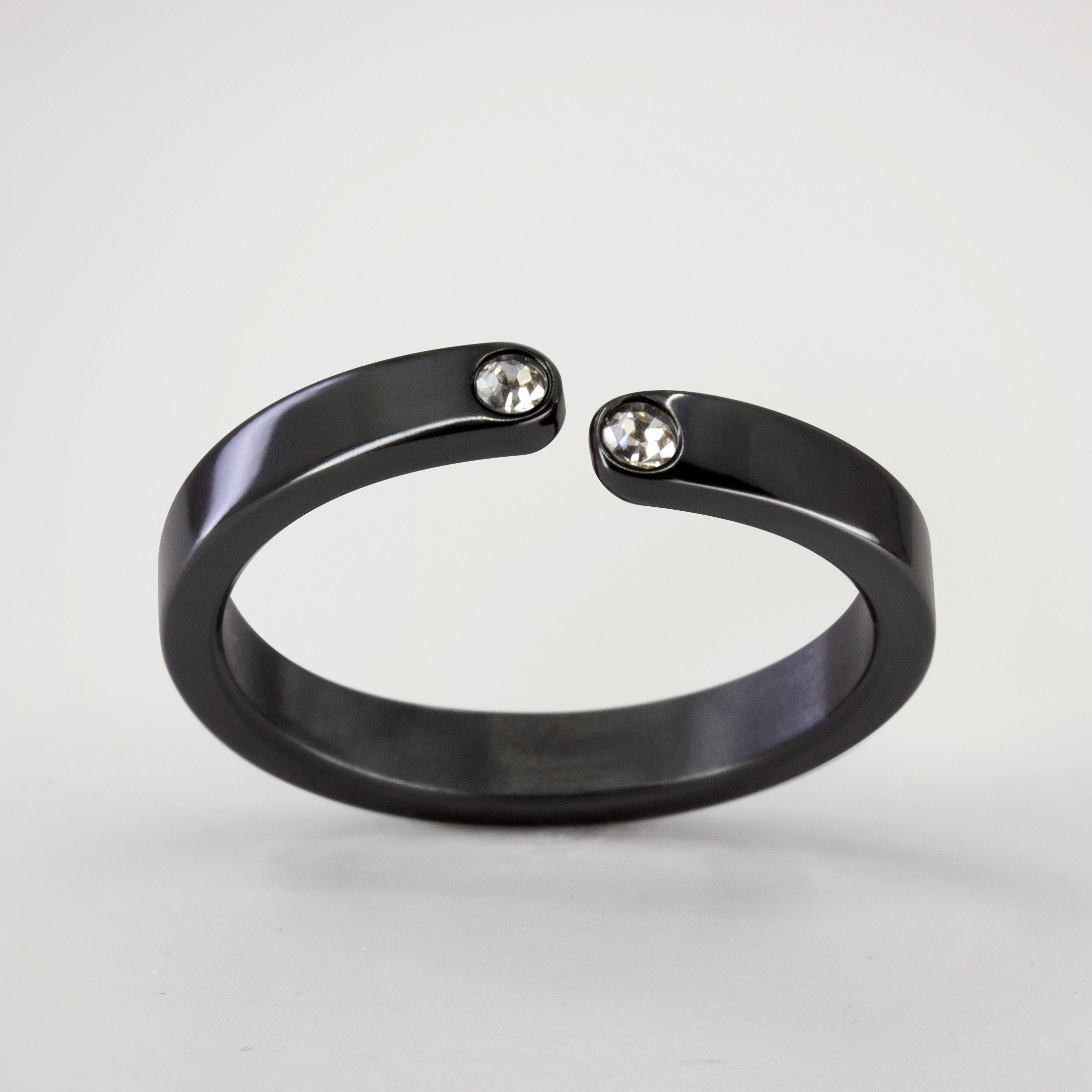 Split zirconium flat ring with 2 white crystals