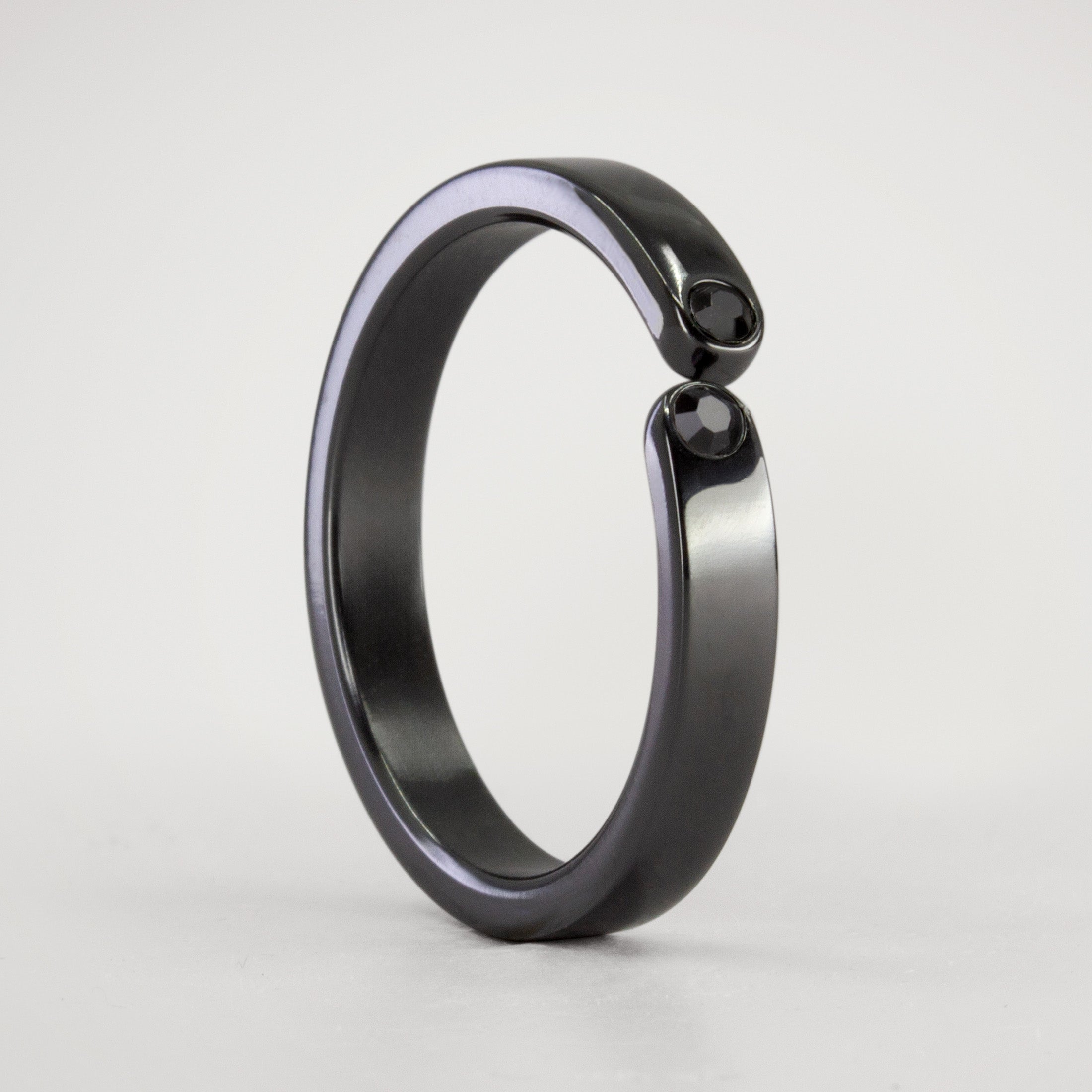 Split zirconium flat ring with 2 black crystals