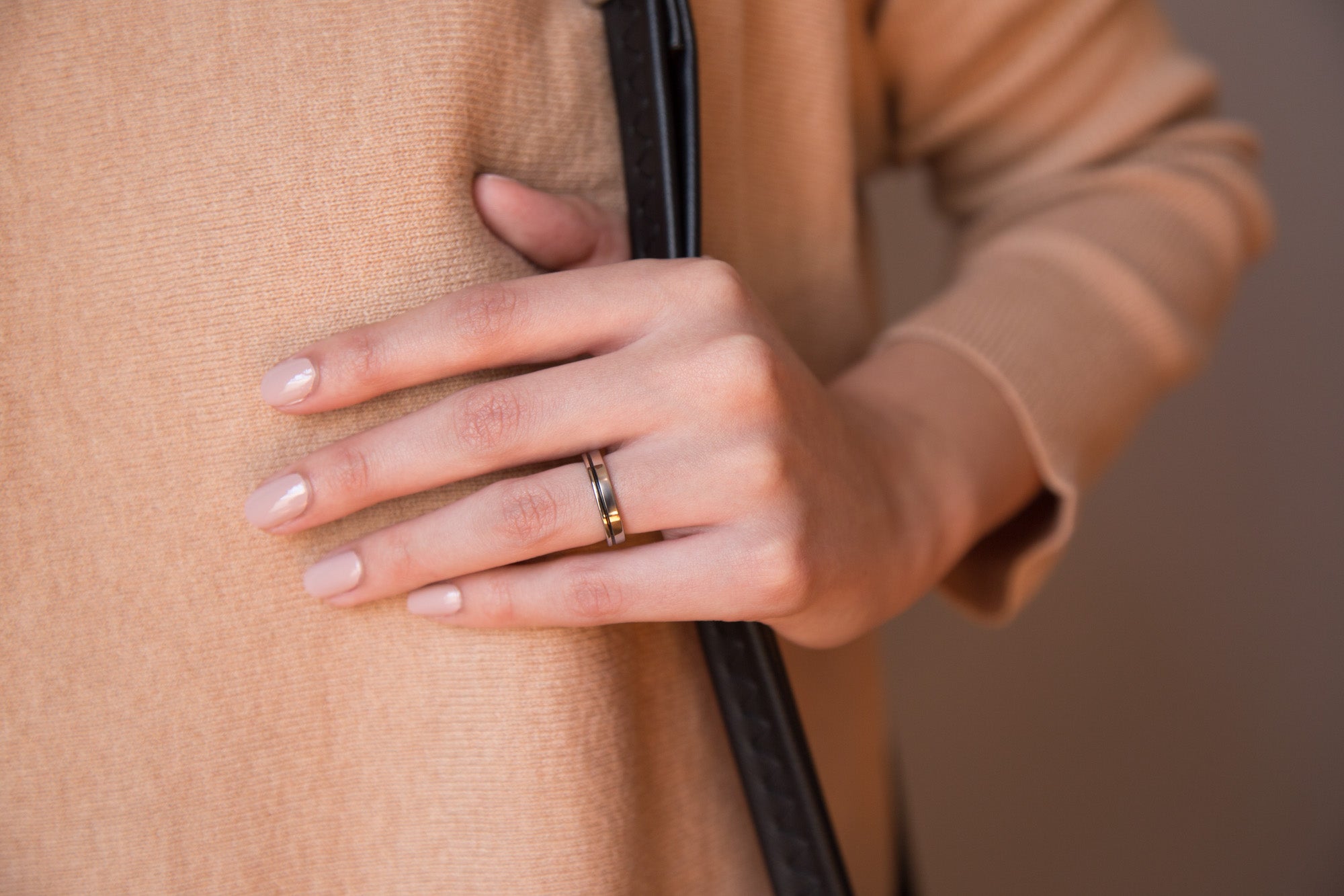 Polished titanium and carbon fiber women ring