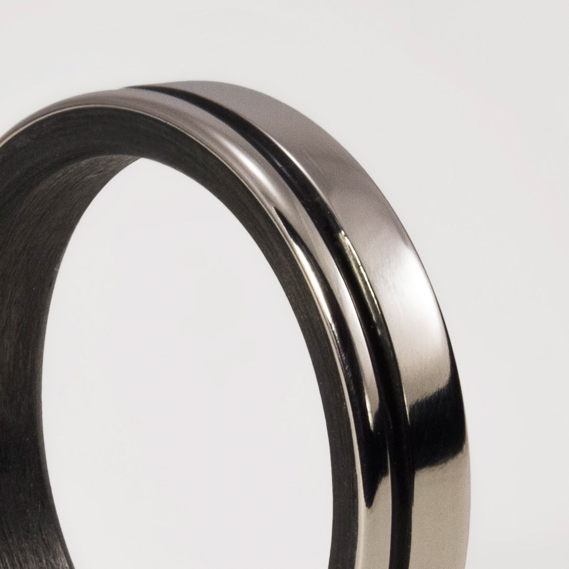 Polished titanium and carbon fiber women ring