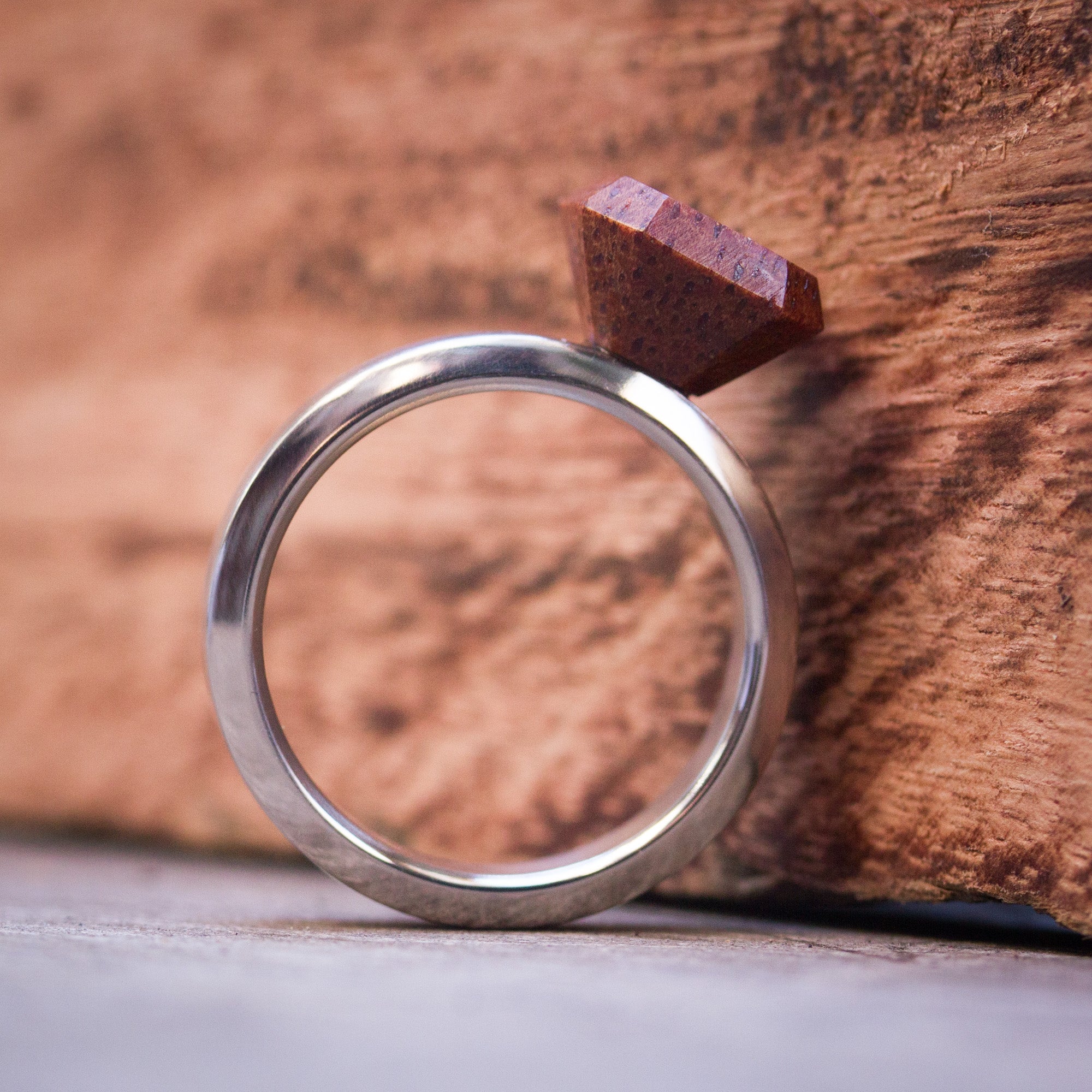 Alternative Solitaire Virapita Wood diamond Ring