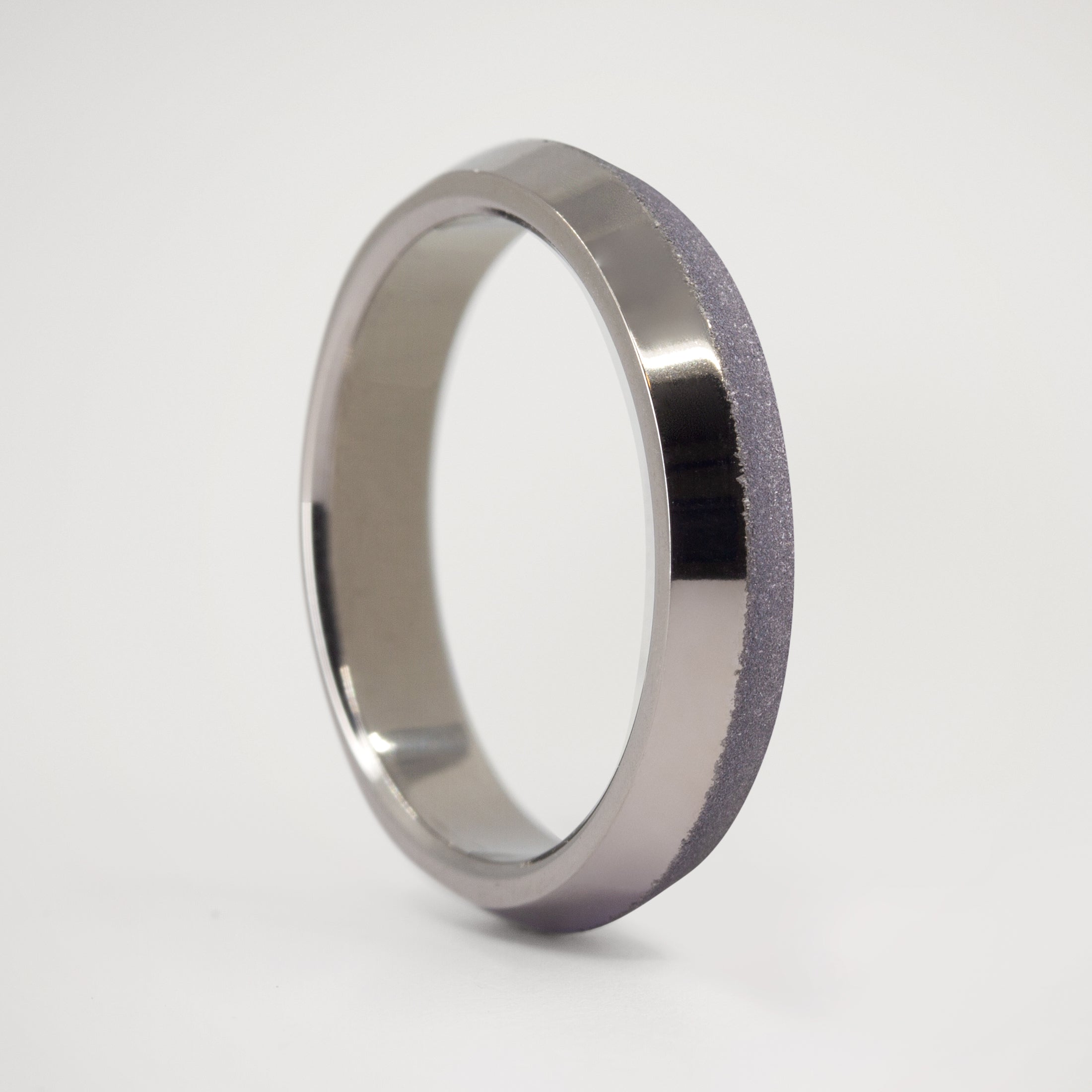 R2G! - SAUCER TITANIUM RING