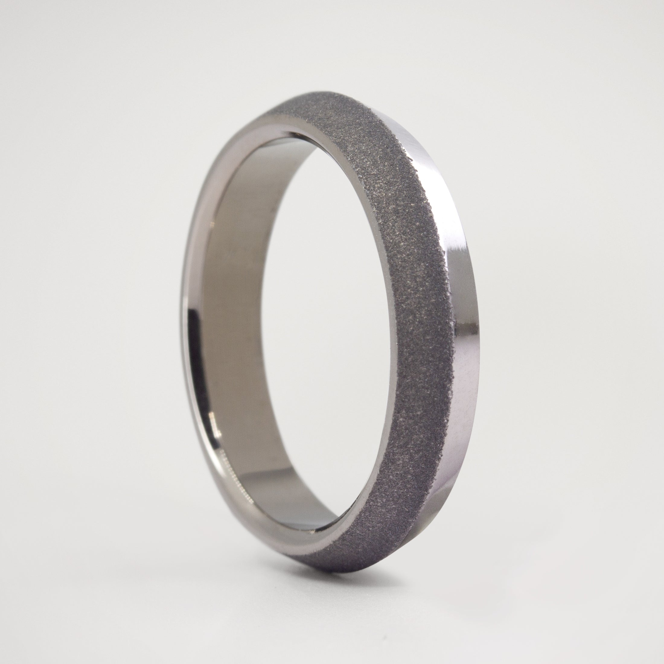 R2G! - SAUCER TITANIUM RING