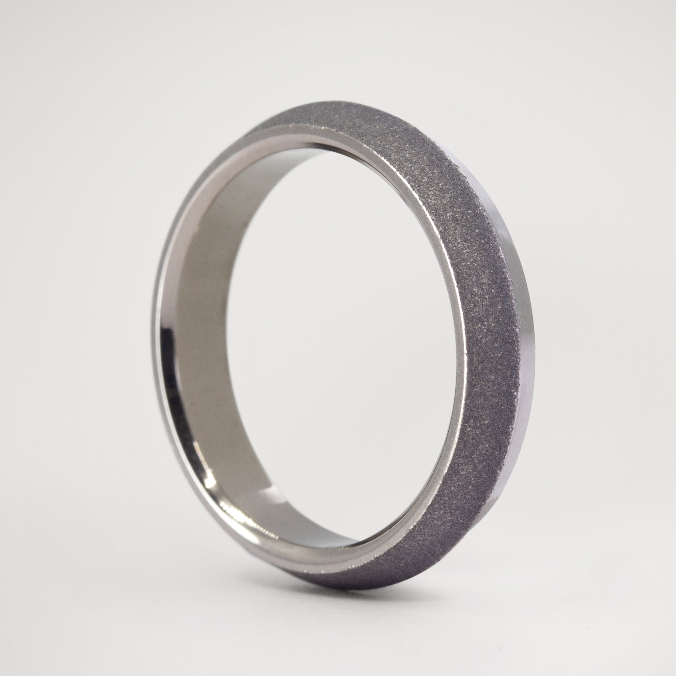 R2G! - SAUCER TITANIUM RING