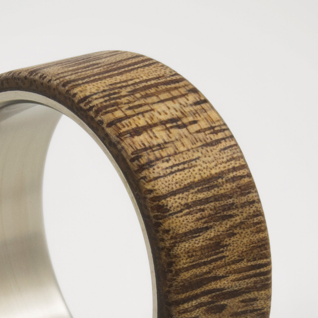 Viraro wood and titanium ring