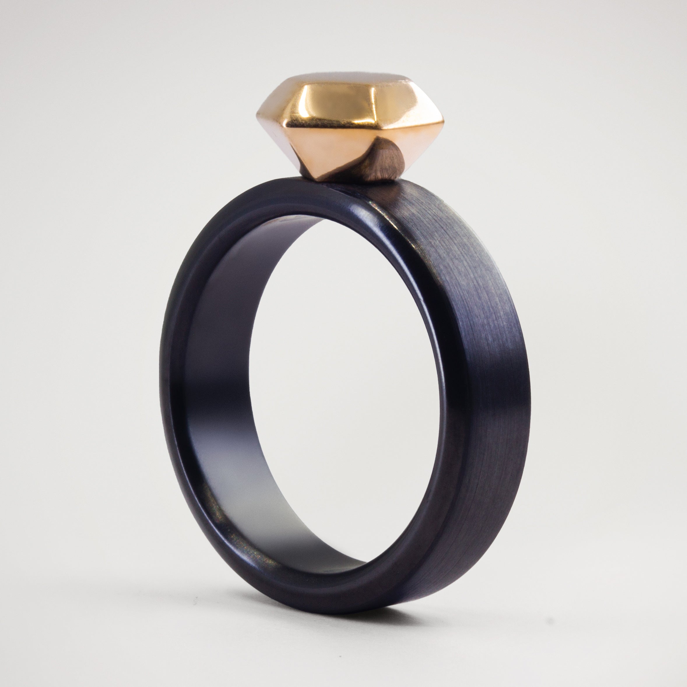 Alternative Solitaire Zirconium with gold diamond Ring